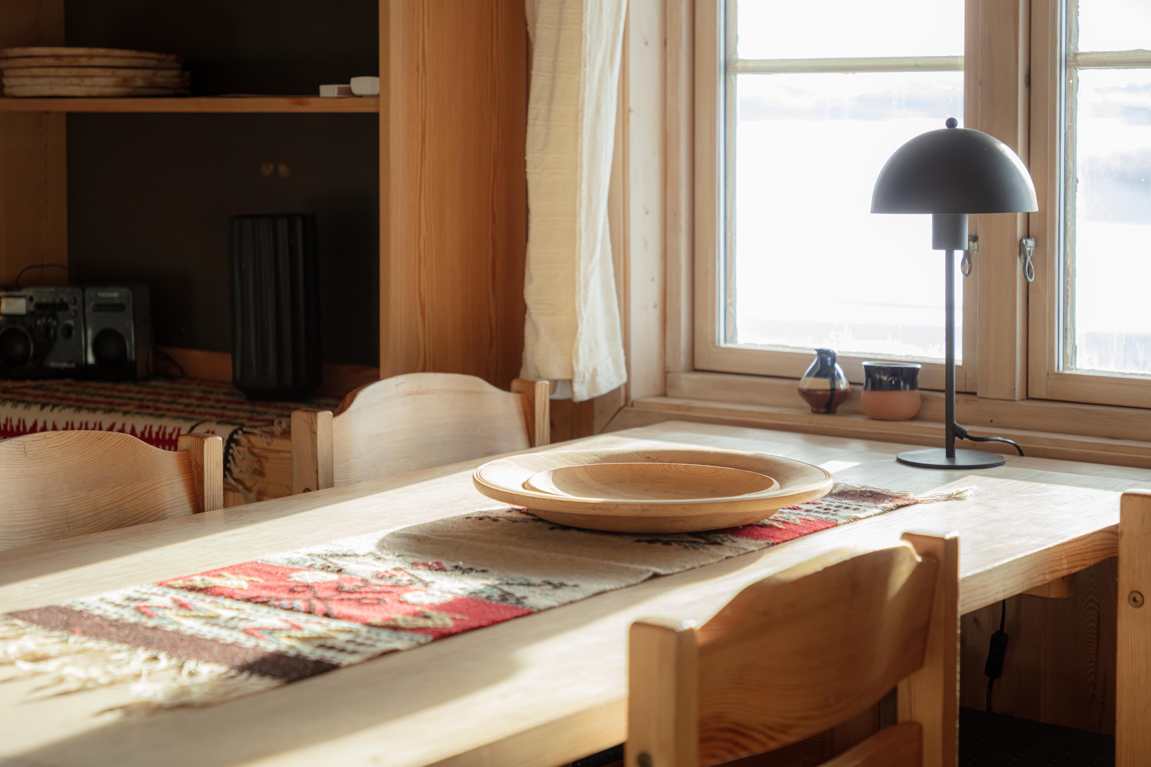 spisebord og stoler i vaktmesterbolig