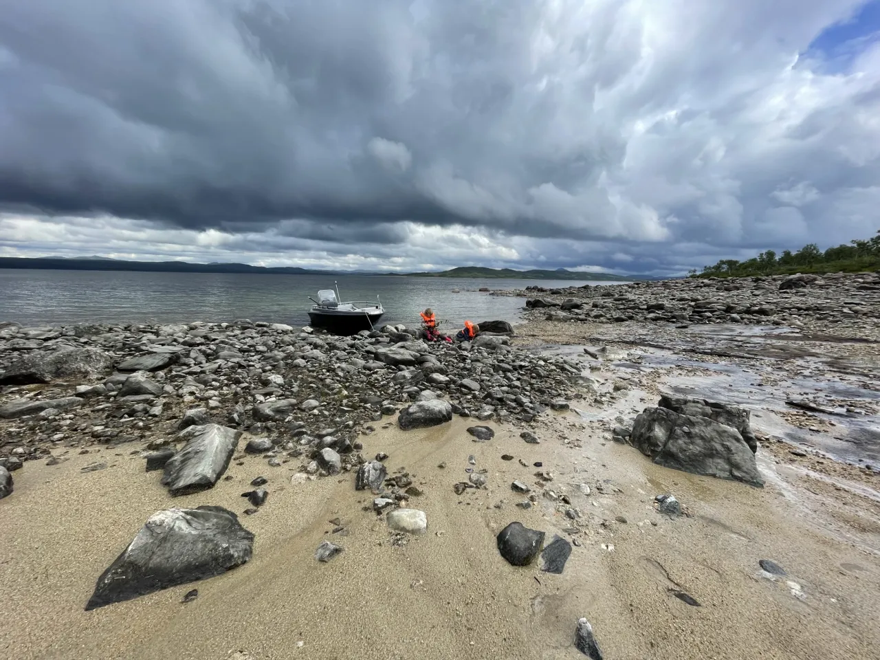 båt på strand full av stein 