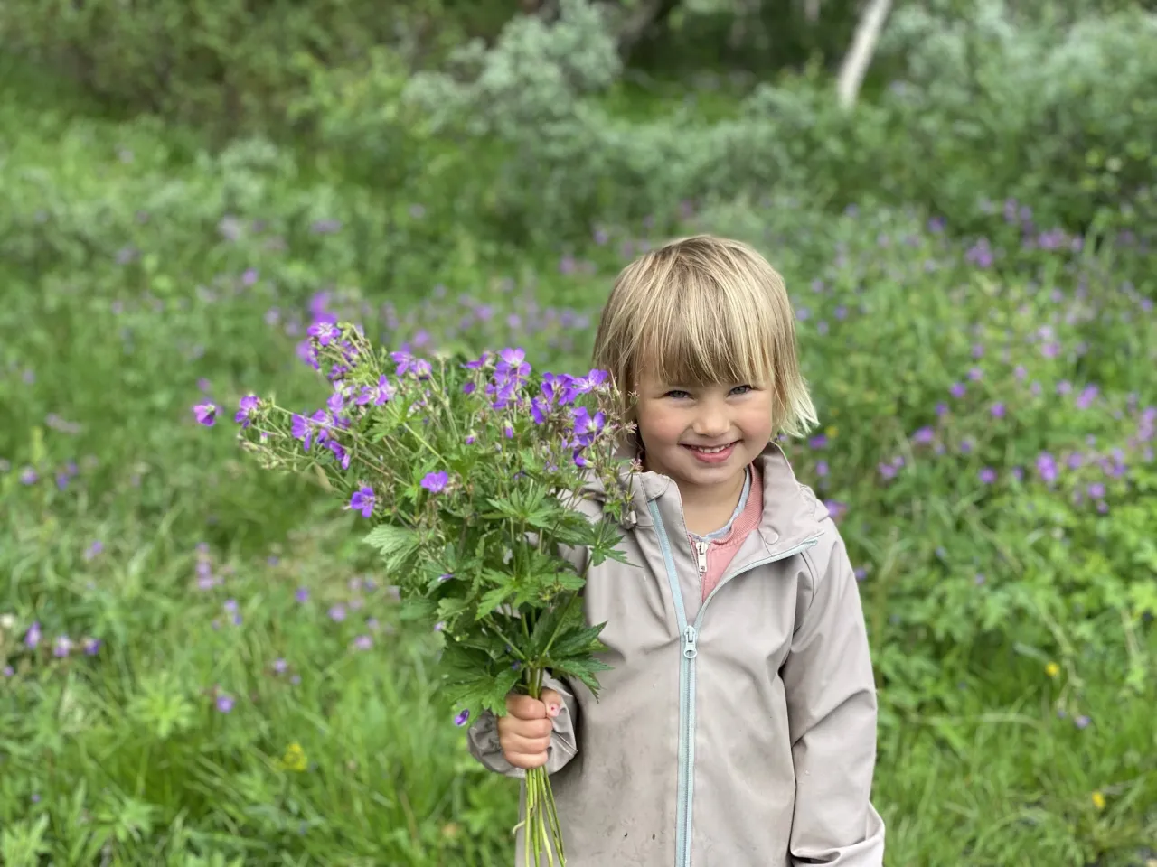 jente med blomster i enga