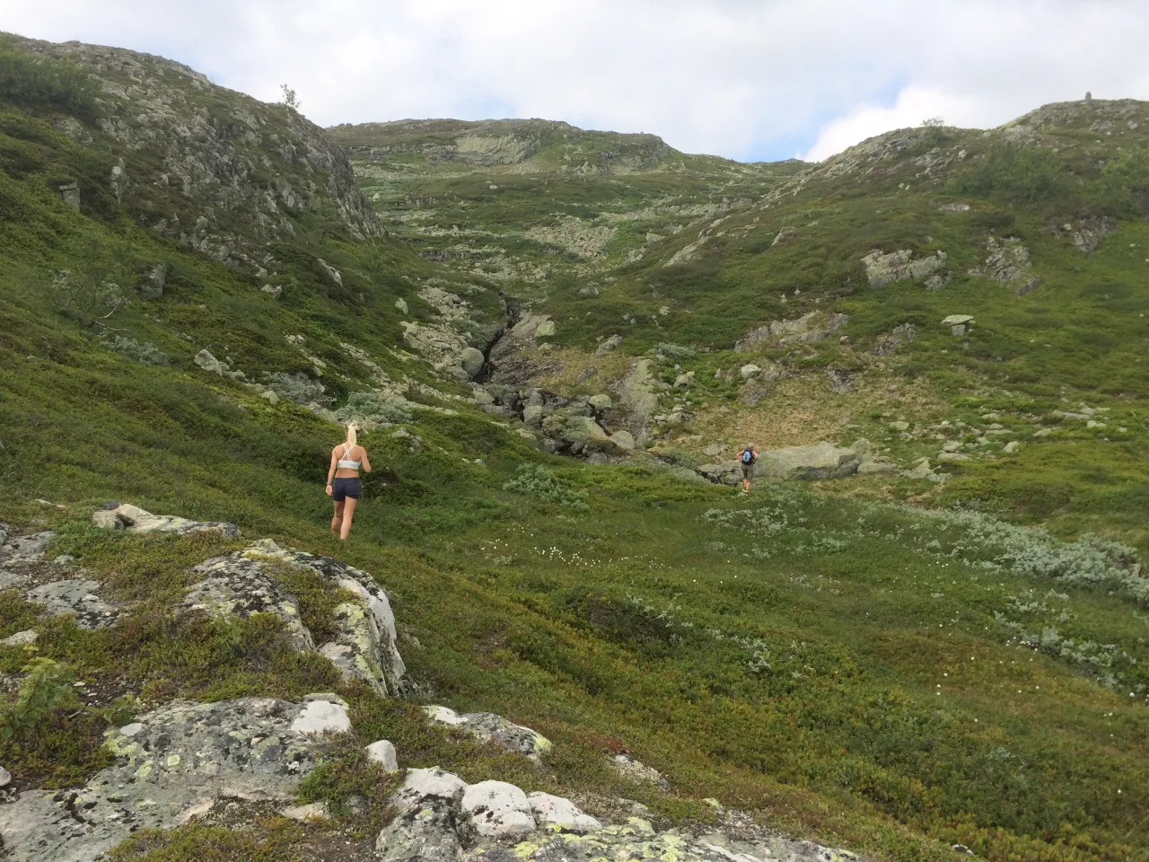 jente går opp lia mot toppen av Kvamsfjellet