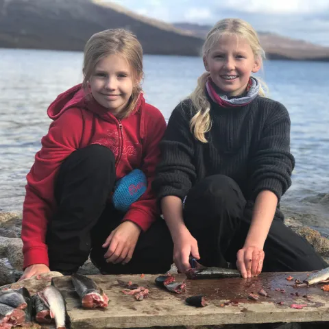 Jenter sløyer fisk