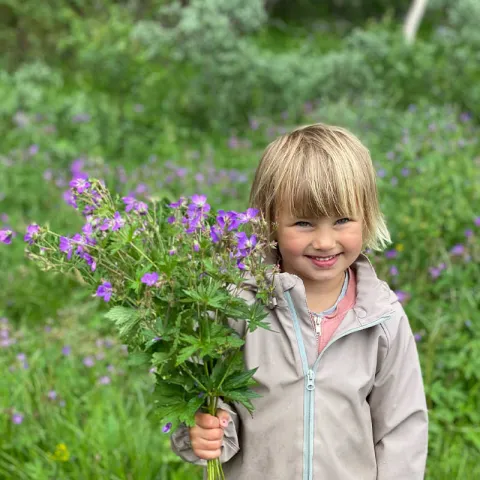 Bilde av lite barn med vårblomster