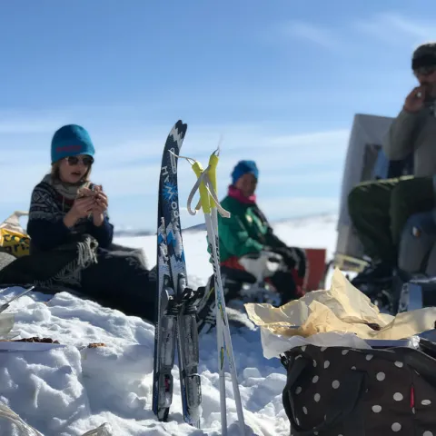 Pause under skitur på en solfylt dag